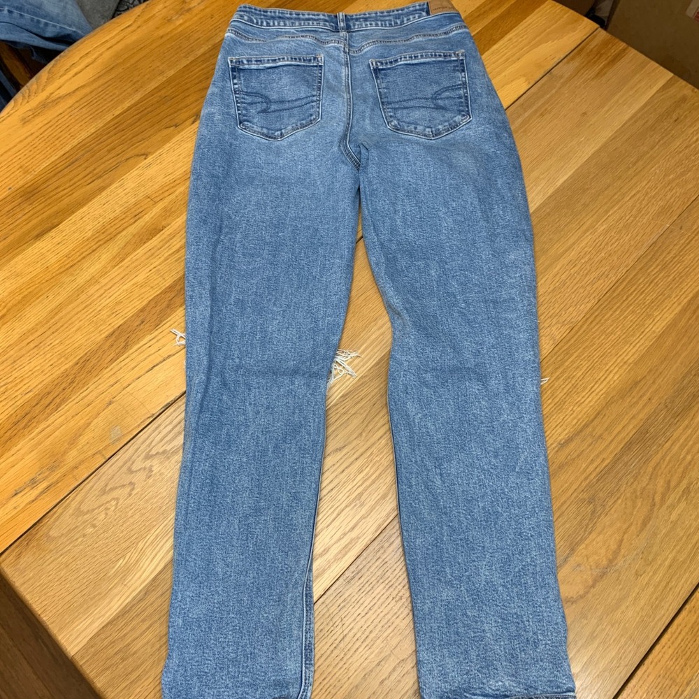 American Eagle Mom Jean Light Wash Distressed High Rise Strigid Denim 10 Long - Picture 5 of 8